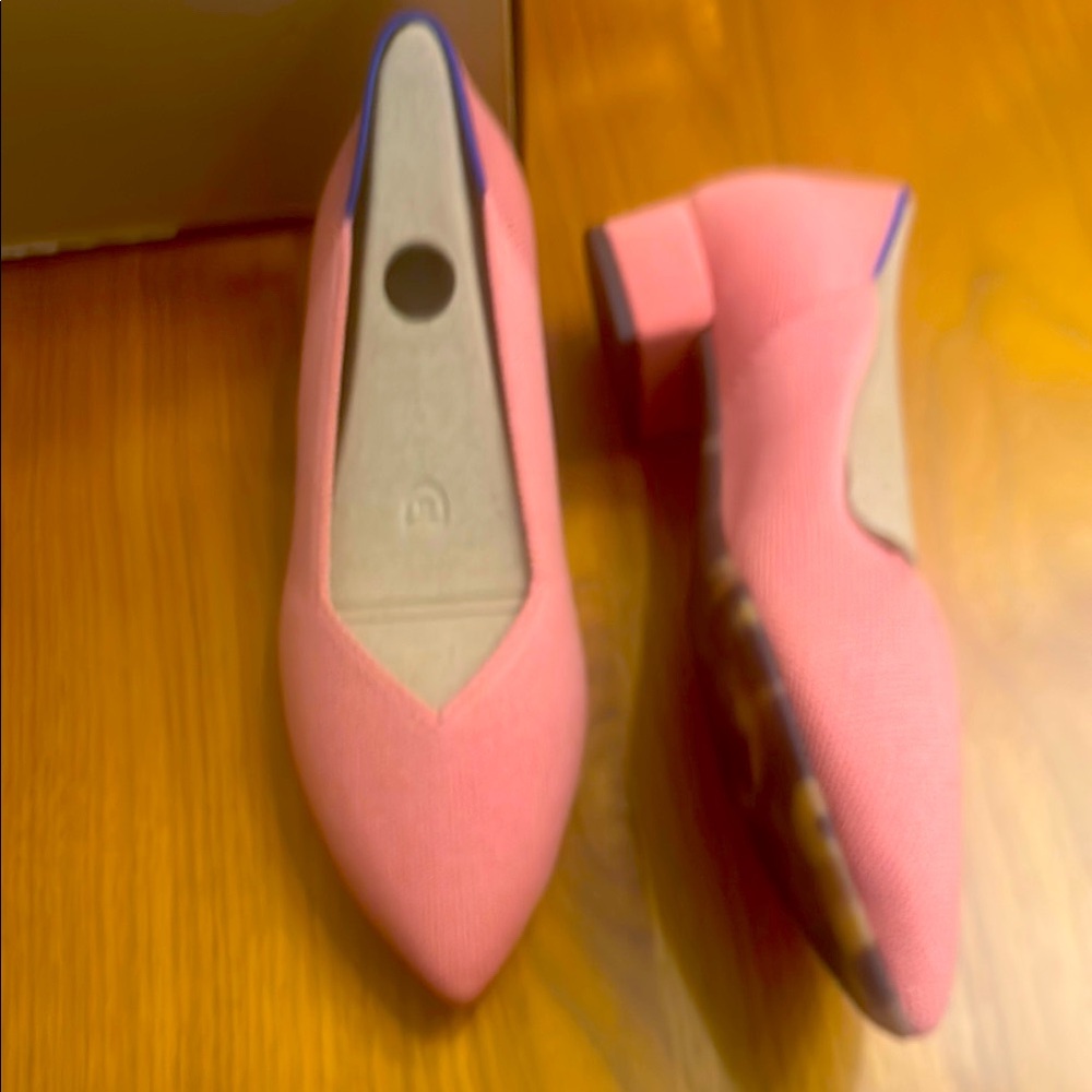 Rothys
Flamingo
Size 7.5
Brand new never worn with Box